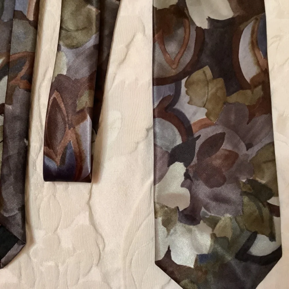 EUC bundle‎ ties Oscar de la Renta & Aigner
